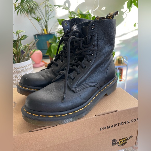 Dr. Martens Shoes - Dr. Martens Classic Black Leather Boots – Size 6